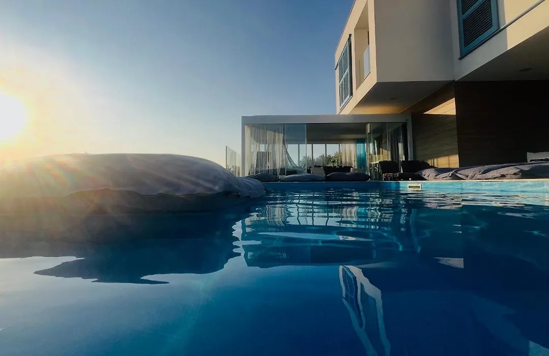 Luxury Villa Nova, Pag-1